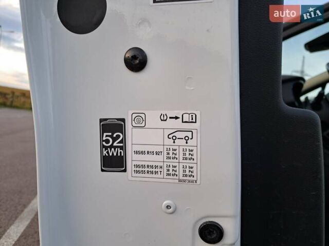 Бежевый Рено Зое, объемом двигателя 0 л и пробегом 70 тыс. км за 12900 $, фото 51 на Automoto.ua