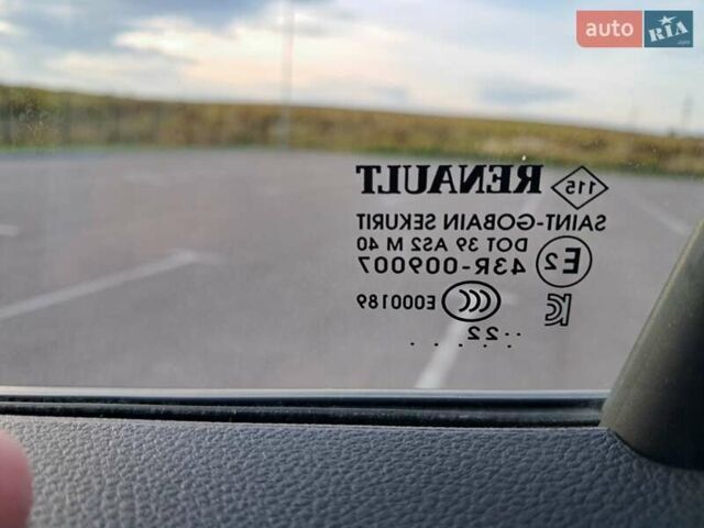 Бежевый Рено Зое, объемом двигателя 0 л и пробегом 70 тыс. км за 12900 $, фото 82 на Automoto.ua