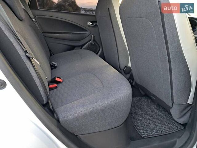 Бежевый Рено Зое, объемом двигателя 0 л и пробегом 70 тыс. км за 12900 $, фото 80 на Automoto.ua