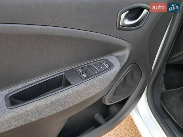Бежевый Рено Зое, объемом двигателя 0 л и пробегом 70 тыс. км за 12900 $, фото 76 на Automoto.ua