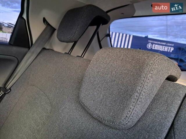 Бежевый Рено Зое, объемом двигателя 0 л и пробегом 70 тыс. км за 12900 $, фото 15 на Automoto.ua