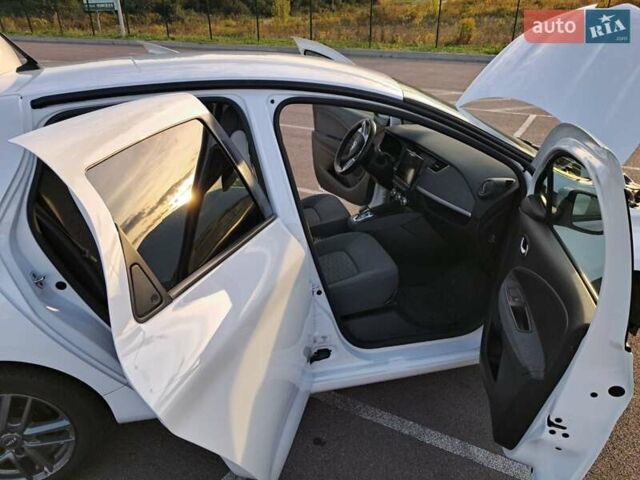 Бежевый Рено Зое, объемом двигателя 0 л и пробегом 70 тыс. км за 12900 $, фото 108 на Automoto.ua