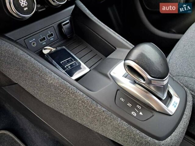 Бежевый Рено Зое, объемом двигателя 0 л и пробегом 70 тыс. км за 12900 $, фото 68 на Automoto.ua