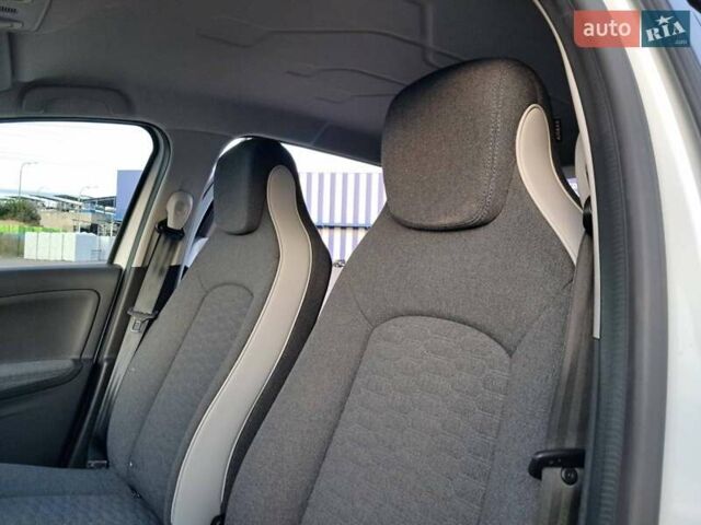 Бежевый Рено Зое, объемом двигателя 0 л и пробегом 70 тыс. км за 12900 $, фото 55 на Automoto.ua