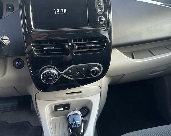 Черный Рено Зое, объемом двигателя 0 л и пробегом 120 тыс. км за 7200 $, фото 9 на Automoto.ua