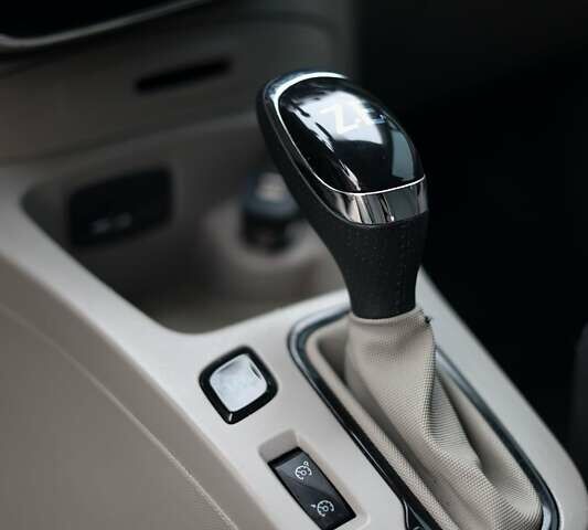 Черный Рено Зое, объемом двигателя 0 л и пробегом 110 тыс. км за 6800 $, фото 26 на Automoto.ua