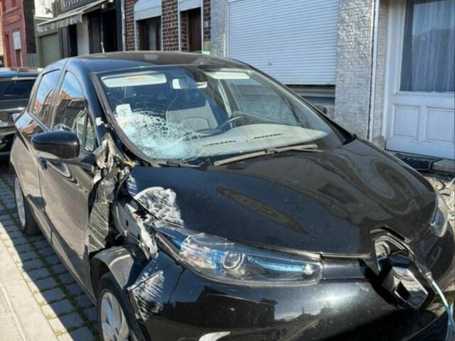 Черный Рено Зое, объемом двигателя 0 л и пробегом 120 тыс. км за 4200 $, фото 1 на Automoto.ua