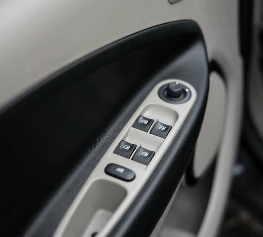 Черный Рено Зое, объемом двигателя 0 л и пробегом 110 тыс. км за 6800 $, фото 23 на Automoto.ua