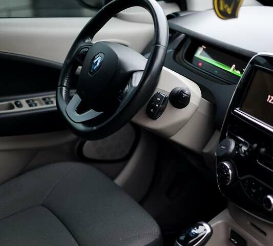 Черный Рено Зое, объемом двигателя 0 л и пробегом 110 тыс. км за 6800 $, фото 15 на Automoto.ua