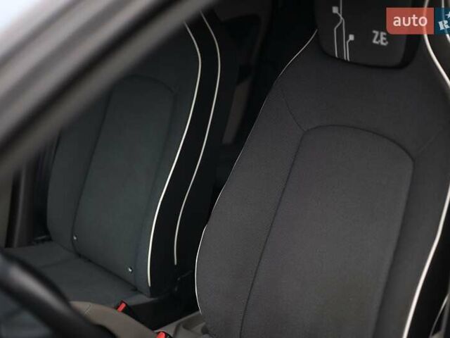 Черный Рено Зое, объемом двигателя 0 л и пробегом 110 тыс. км за 6800 $, фото 18 на Automoto.ua