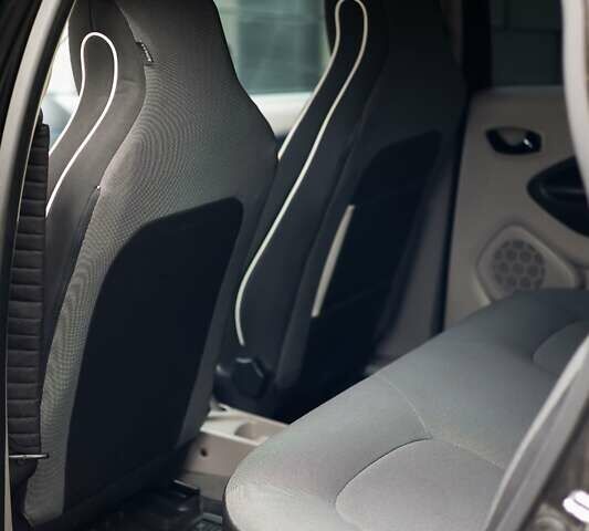 Черный Рено Зое, объемом двигателя 0 л и пробегом 110 тыс. км за 6800 $, фото 30 на Automoto.ua