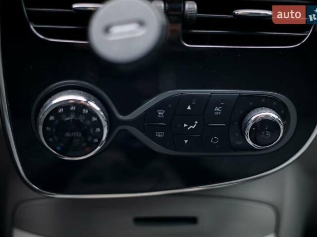 Черный Рено Зое, объемом двигателя 0 л и пробегом 110 тыс. км за 6800 $, фото 25 на Automoto.ua