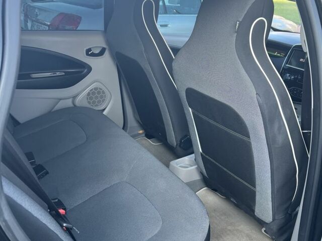 Черный Рено Зое, объемом двигателя 0 л и пробегом 109 тыс. км за 5300 $, фото 11 на Automoto.ua