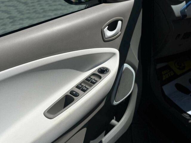 Черный Рено Зое, объемом двигателя 0 л и пробегом 113 тыс. км за 6800 $, фото 9 на Automoto.ua