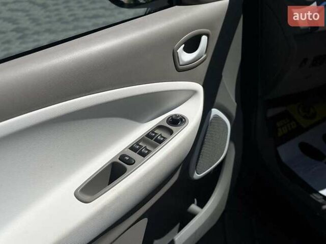 Черный Рено Зое, объемом двигателя 0 л и пробегом 113 тыс. км за 6800 $, фото 9 на Automoto.ua