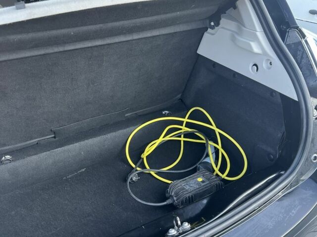 Черный Рено Зое, объемом двигателя 0 л и пробегом 109 тыс. км за 5300 $, фото 9 на Automoto.ua