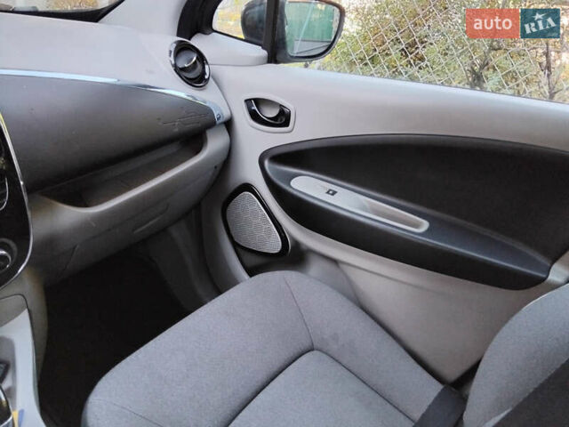 Черный Рено Зое, объемом двигателя 0 л и пробегом 97 тыс. км за 6500 $, фото 5 на Automoto.ua