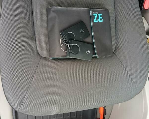 Черный Рено Зое, объемом двигателя 0 л и пробегом 96 тыс. км за 6500 $, фото 15 на Automoto.ua