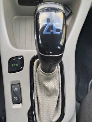 Черный Рено Зое, объемом двигателя 0 л и пробегом 64 тыс. км за 7350 $, фото 23 на Automoto.ua