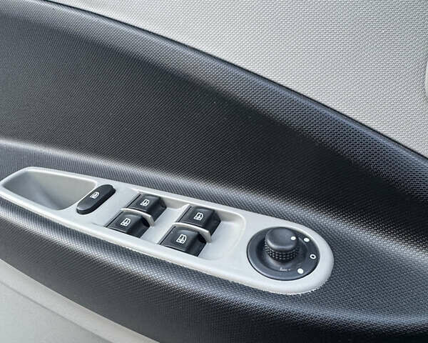 Черный Рено Зое, объемом двигателя 0 л и пробегом 90 тыс. км за 7700 $, фото 13 на Automoto.ua