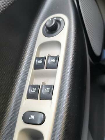 Черный Рено Зое, объемом двигателя 0 л и пробегом 64 тыс. км за 7350 $, фото 24 на Automoto.ua