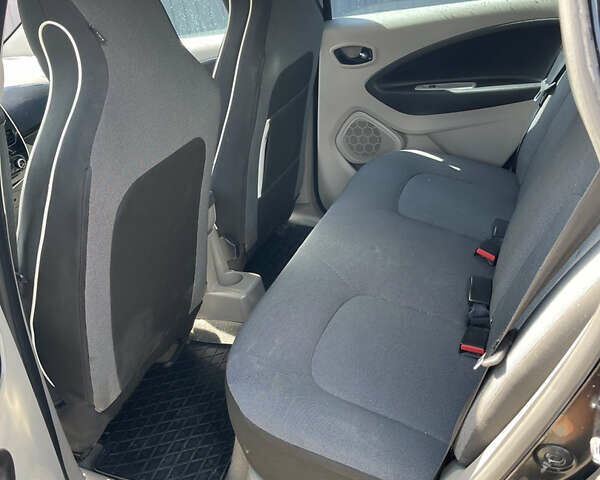 Черный Рено Зое, объемом двигателя 0 л и пробегом 120 тыс. км за 6500 $, фото 6 на Automoto.ua