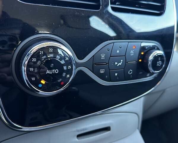 Черный Рено Зое, объемом двигателя 0 л и пробегом 112 тыс. км за 6500 $, фото 29 на Automoto.ua