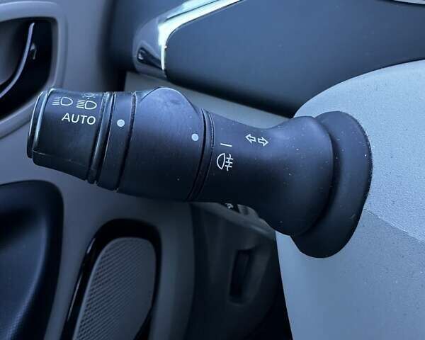 Черный Рено Зое, объемом двигателя 0 л и пробегом 112 тыс. км за 6500 $, фото 25 на Automoto.ua