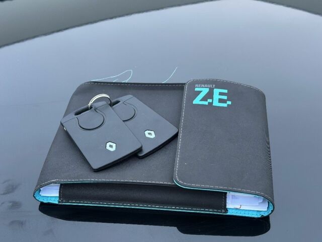 Черный Рено Зое, объемом двигателя 0 л и пробегом 103 тыс. км за 5999 $, фото 3 на Automoto.ua