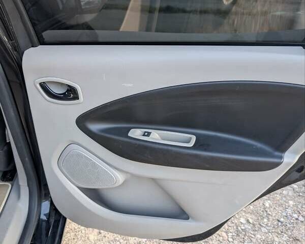 Черный Рено Зое, объемом двигателя 0 л и пробегом 135 тыс. км за 6900 $, фото 5 на Automoto.ua