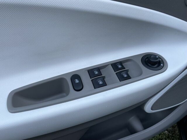 Рено Зое 2015 в Тернополе на Automoto.ua Черный Рено Зое, объемом двигателя 0 л и пробегом 145 тыс. км за 7099 $, фото 12 на Automoto.ua