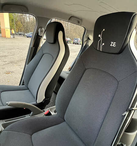 Черный Рено Зое, объемом двигателя 0 л и пробегом 153 тыс. км за 6500 $, фото 19 на Automoto.ua