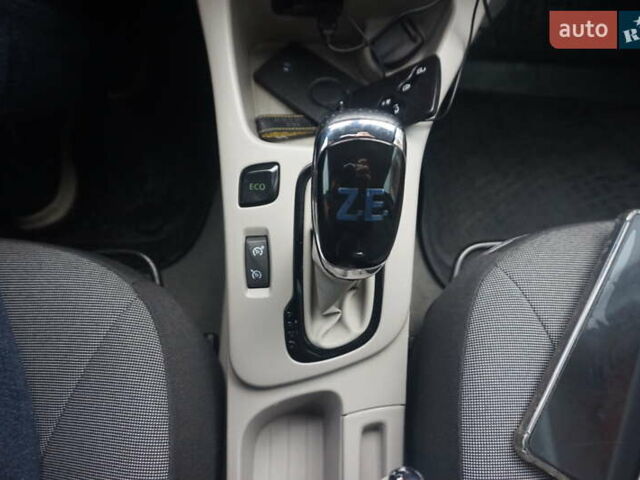 Черный Рено Зое, объемом двигателя 0 л и пробегом 101 тыс. км за 7222 $, фото 35 на Automoto.ua