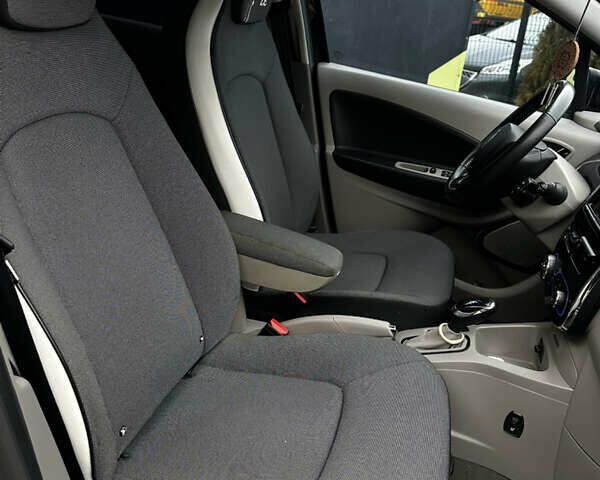 Черный Рено Зое, объемом двигателя 0 л и пробегом 74 тыс. км за 6900 $, фото 13 на Automoto.ua