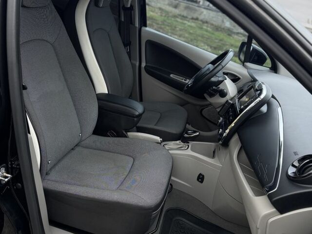 Черный Рено Зое, объемом двигателя 0 л и пробегом 140 тыс. км за 7700 $, фото 13 на Automoto.ua