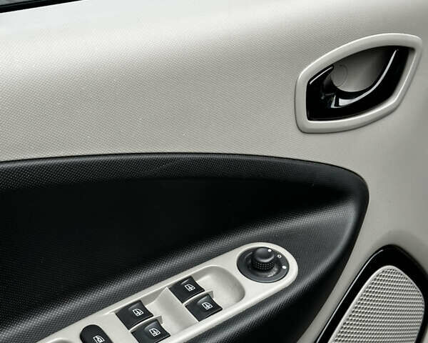 Черный Рено Зое, объемом двигателя 0 л и пробегом 74 тыс. км за 6900 $, фото 5 на Automoto.ua