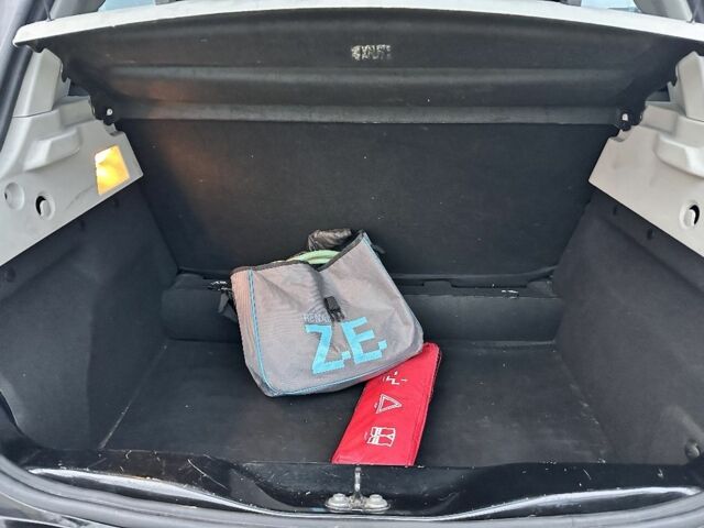 Черный Рено Зое, объемом двигателя 0 л и пробегом 103 тыс. км за 5999 $, фото 6 на Automoto.ua