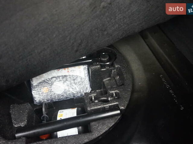 Черный Рено Зое, объемом двигателя 0 л и пробегом 101 тыс. км за 7222 $, фото 49 на Automoto.ua