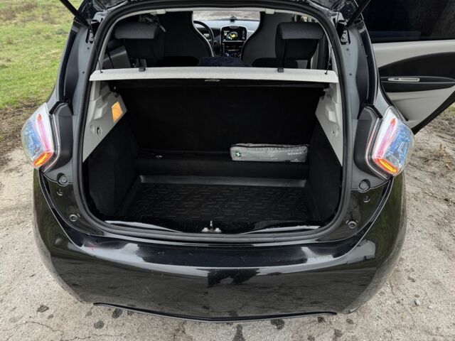 Черный Рено Зое, объемом двигателя 0 л и пробегом 140 тыс. км за 7700 $, фото 16 на Automoto.ua