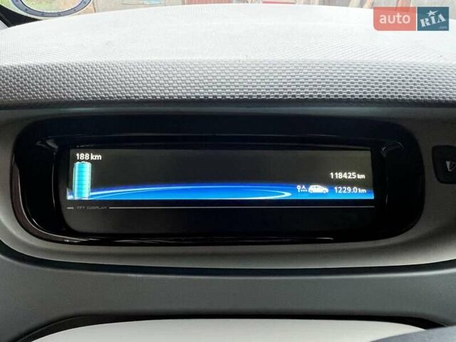 Черный Рено Зое, объемом двигателя 0 л и пробегом 119 тыс. км за 8000 $, фото 4 на Automoto.ua