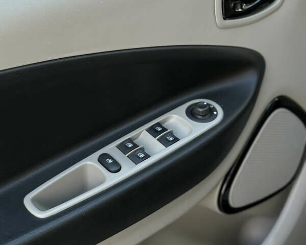 Черный Рено Зое, объемом двигателя 0 л и пробегом 120 тыс. км за 6199 $, фото 11 на Automoto.ua