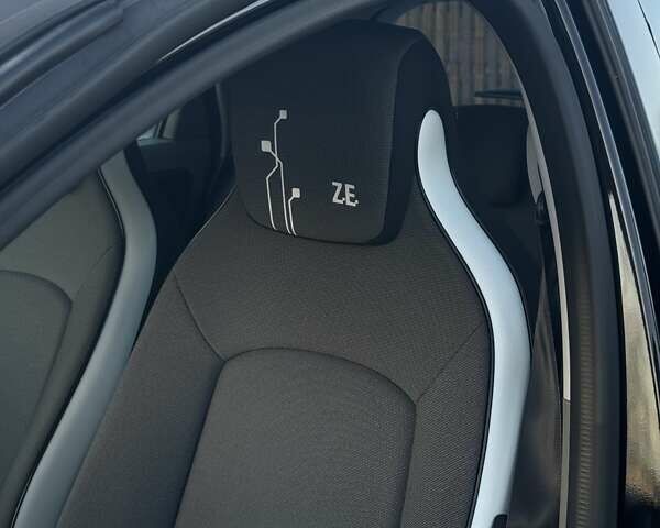 Черный Рено Зое, объемом двигателя 0 л и пробегом 74 тыс. км за 7600 $, фото 2 на Automoto.ua