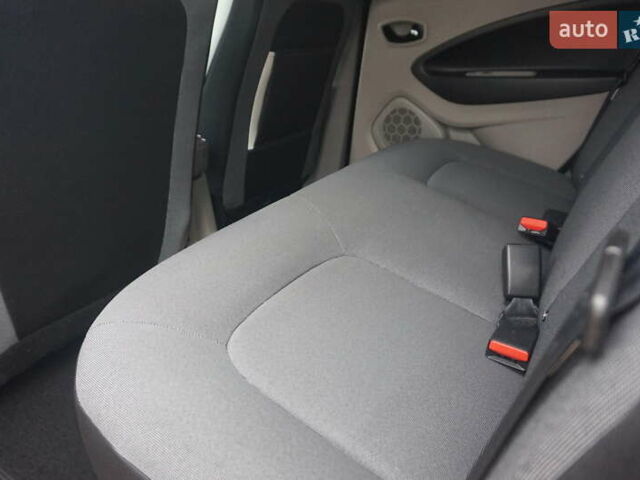 Черный Рено Зое, объемом двигателя 0 л и пробегом 156 тыс. км за 6555 $, фото 46 на Automoto.ua