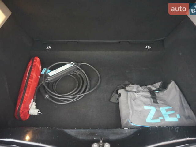 Черный Рено Зое, объемом двигателя 0 л и пробегом 101 тыс. км за 7222 $, фото 48 на Automoto.ua