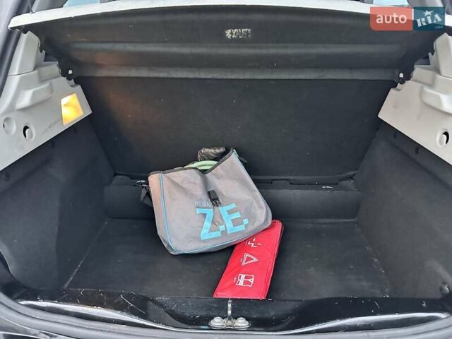 Черный Рено Зое, объемом двигателя 0 л и пробегом 103 тыс. км за 6199 $, фото 7 на Automoto.ua