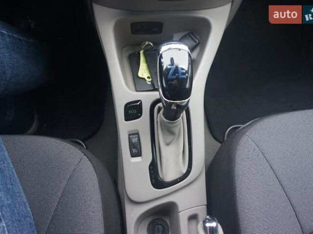 Черный Рено Зое, объемом двигателя 0 л и пробегом 178 тыс. км за 6444 $, фото 35 на Automoto.ua