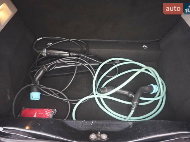 Черный Рено Зое, объемом двигателя 0 л и пробегом 156 тыс. км за 6555 $, фото 50 на Automoto.ua