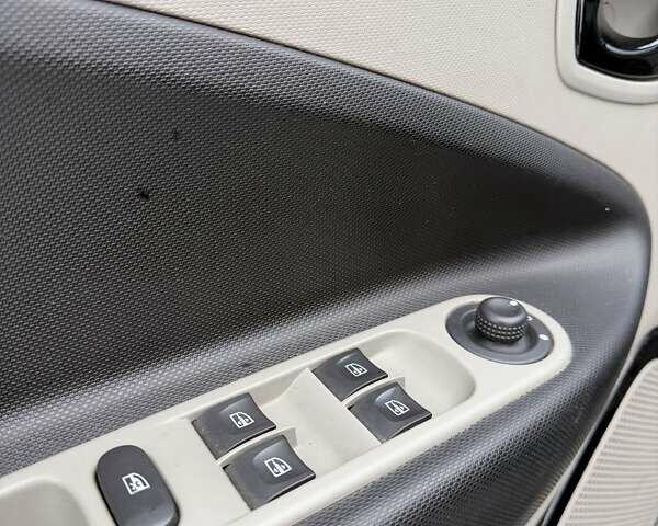 Чорний Рено Зое, об'ємом двигуна 0 л та пробігом 106 тис. км за 6750 $, фото 22 на Automoto.ua