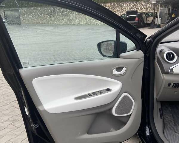 Черный Рено Зое, объемом двигателя 0 л и пробегом 147 тыс. км за 7777 $, фото 14 на Automoto.ua