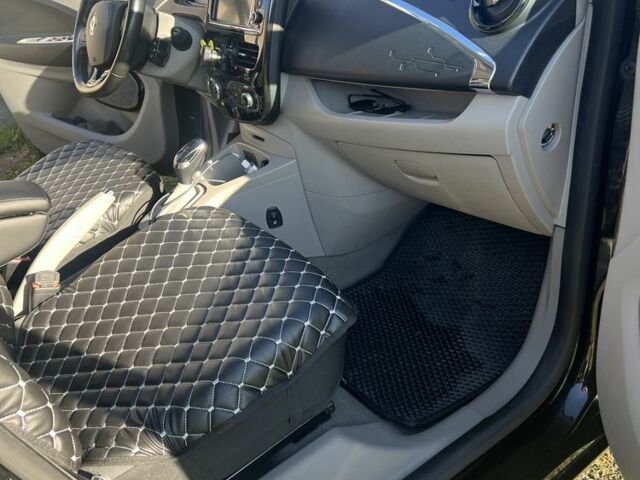 Черный Рено Зое, объемом двигателя 0 л и пробегом 88 тыс. км за 6900 $, фото 7 на Automoto.ua